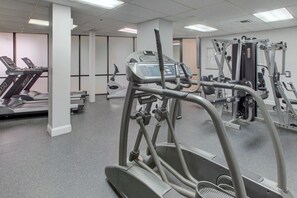 A gym with treadmills, elliptical machines, and weight equipment. - 14th Floor Airy Condo, On-site bar & restaurant, Pool w splash pad (Destin)