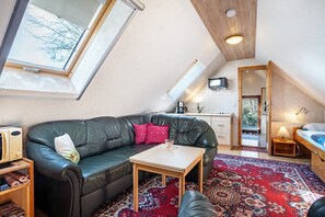 TV, DVD player, stereo - Apartment A with Private Terrace, Garden, and Wi-Fi (Klausdorf)