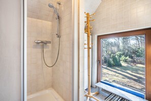Shower, hair dryer, towels - Apartment A with Private Terrace, Garden, and Wi-Fi (Klausdorf)