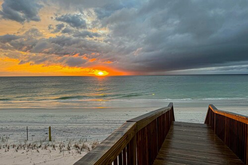 Gorgeous coastal home with shared pool and easy beach access