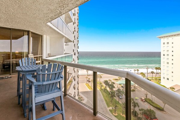 Property grounds - Gulf view condo w/ shared pool, hot tub, tennis, gym & easy beach access (Miramar Beach)