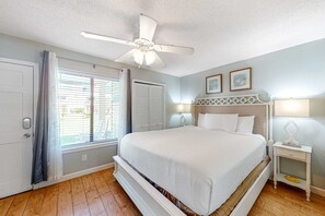 1 bedroom, iron/ironing board, WiFi, bed sheets - Beach-themed condo w/shared pool, easy beach access, patio & outdoor dining area (Miramar Beach)
