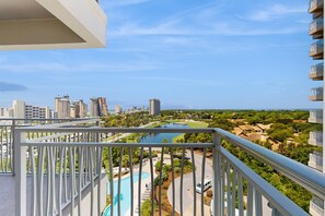 Property grounds - Gorgeous coastal condo with shared pool and private balcony (Miramar Beach)