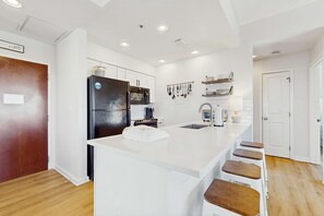 Fridge, microwave, oven, stovetop - Gorgeous coastal condo with shared pool and private balcony (Miramar Beach)