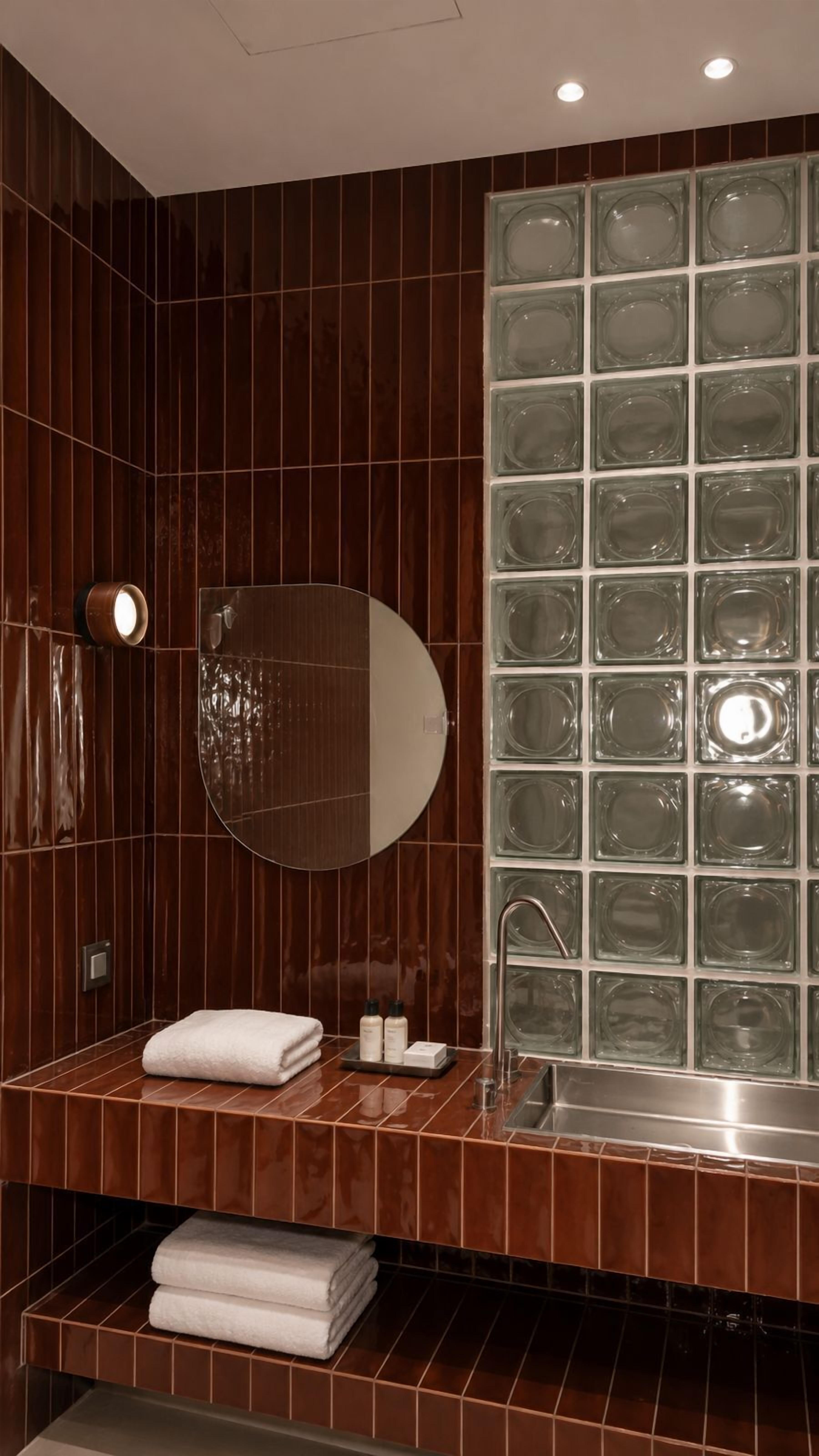 Athenian Senior Suite | In-room safe, blackout curtains, soundproofing, iron/ironing board