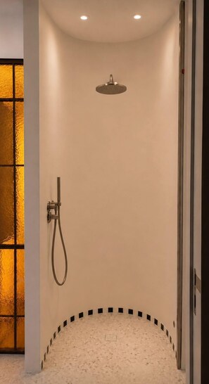 In-room safe, blackout curtains, soundproofing, iron/ironing board - The Newel Kolonaki (Athens)
