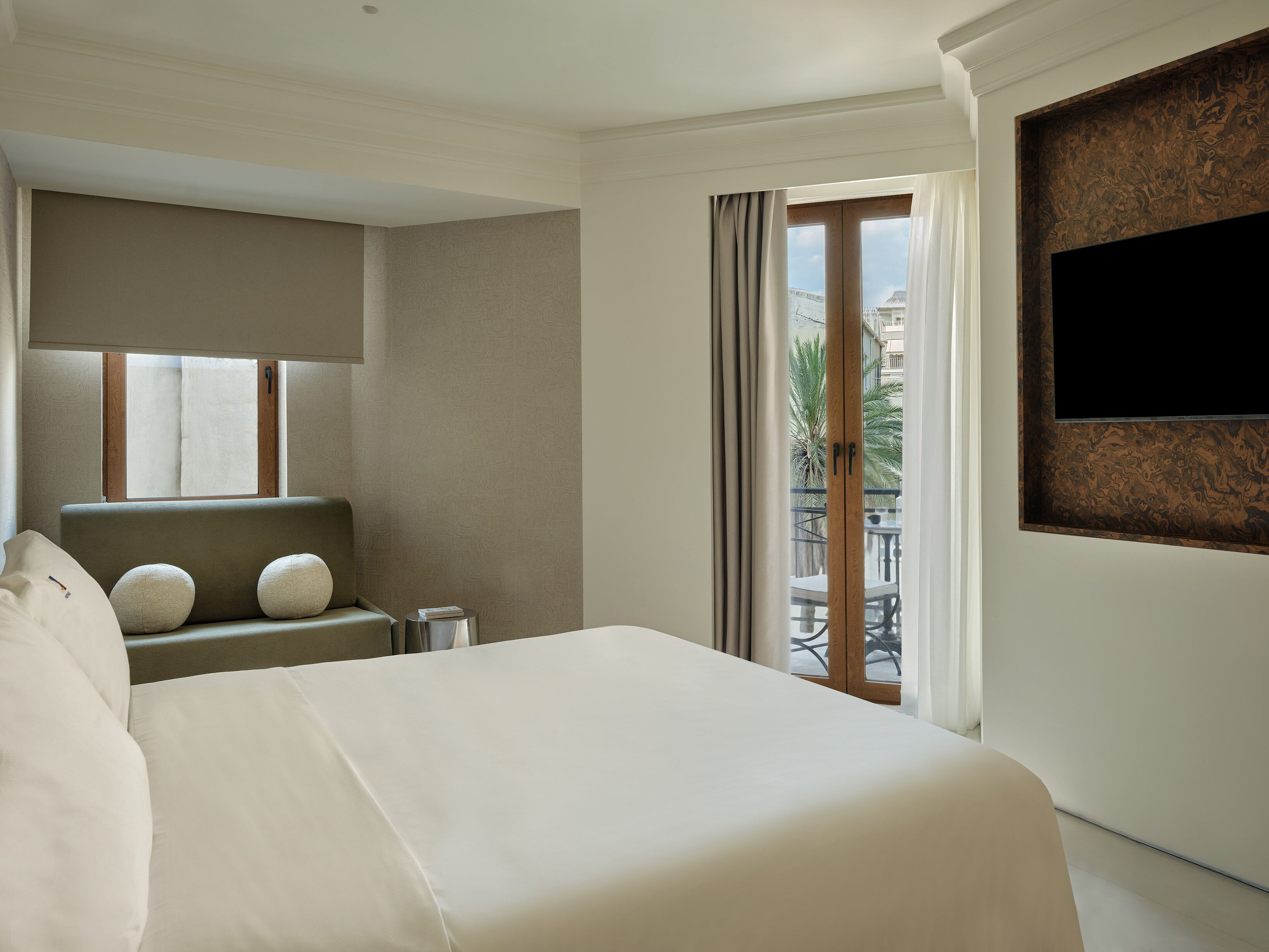 Urban Business Suite | In-room safe, blackout drapes, soundproofing, iron/ironing board