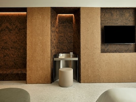 Un baño moderno con lavamanos, espejo e inodoro.