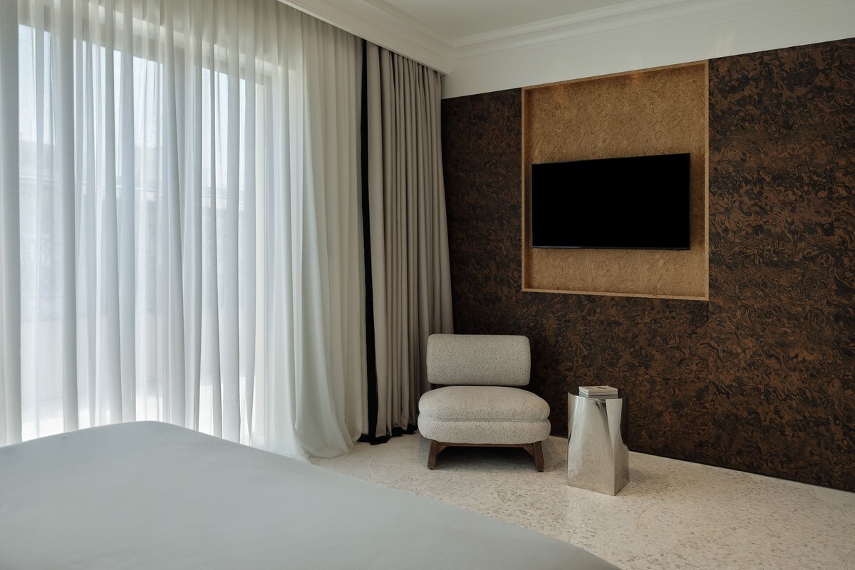 Honeymoon Suite with Hot Tub | In-room safe, blackout drapes, soundproofing, iron/ironing board