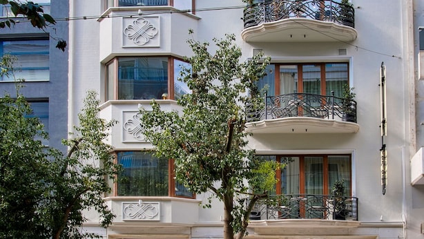 Un edificio a più piani con balconi, ampie finestre e un ingresso ben visibile.