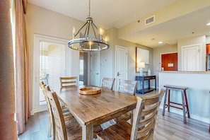 Dining - Bay-view condo 250 yards to beach w/sunset-view balcony, pool (Miramar Beach)