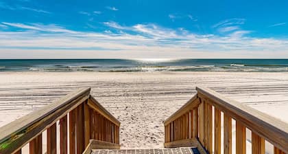 Seventh floor condo with ocean view, washer&dryer, and pool - walk to dining