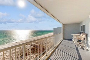 Property grounds - Seventh floor condo with ocean view, washer&dryer, and pool - walk to dining (Fort Walton Beach)