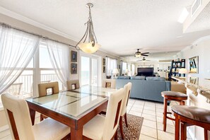 Dining - Seventh floor condo with ocean view, washer&dryer, and pool - walk to dining (Fort Walton Beach)