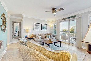 TV, offices - Cozy coastal condo with shared pool, washer/dryer, and beach access (Destin)