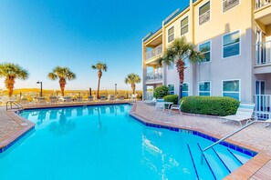Pool - Cozy coastal condo with shared pool, washer/dryer, and beach access (Destin)