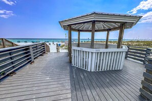 Property grounds - Cozy coastal condo with shared pool, washer/dryer, and beach access (Destin)