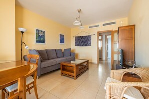 TV, fireplace - Holiday Home 'Oliva' with Sea View, Wi-Fi and Air Conditioning (Almuñécar)