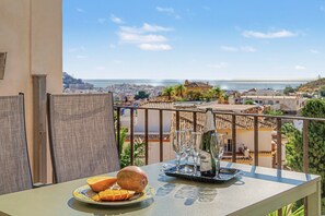 Outdoor dining - Holiday Home 'Oliva' with Sea View, Wi-Fi and Air Conditioning (Almuñécar)