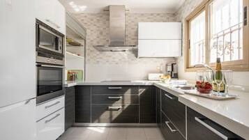 JÀÀkaappi, mikroaaltouuni, uuni, liesi