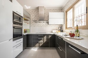 Fridge, microwave, oven, stovetop - Holiday Home 'Oliva' with Sea View, Wi-Fi and Air Conditioning (Almuñécar)