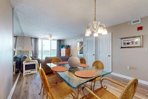 Dining - Gulf condo with fitness room, pool & hot tub (Destin)
