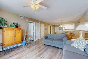 TV, DVD player, offices - Gulf condo with fitness room, pool & hot tub (Destin)