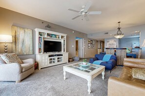 TV, DVD player, offices - Beachfront Condo with Amazing Views, Shared Pool & Al Fresco Dining (Destin)