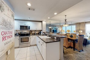Fridge, microwave, oven, stovetop - Beachfront Condo with Amazing Views, Shared Pool & Al Fresco Dining (Destin)