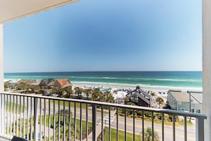 Property grounds - Gorgeous coastal home with plenty of space and easy beach access (Miramar Beach)