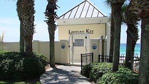 Uma entrada fechada por portão para um edifício, com o nome 'Leeward Key' visível no portão.