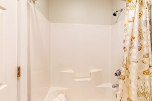 Shower, hair dryer, towels - Classic Florida condo near the beach with heated pool, hot tub, tennis, golf (Destin)