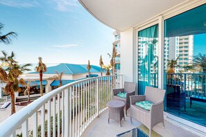 Property grounds - Resort condo with balcony, shared pool, hot tub, gym, tennis, WiFi, and AC (Destin)