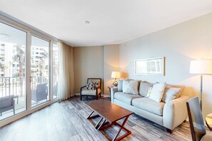 TV, offices - Resort condo with balcony, shared pool, hot tub, gym, tennis, WiFi, and AC (Destin)