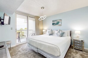 2 bedrooms, iron/ironing board, Internet, bed sheets - Oceanfront 3rd-floor condo with balcony, W/D, pool & hot tub - snowbird-friendly (Destin)