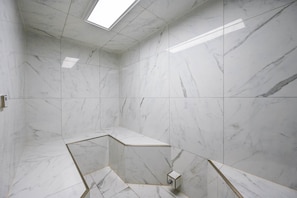 Spa - Gulf-front, 10th-floor corner condo with pools & hot tub - majestic views (Destin)