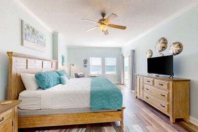 Mexico Beach condo w/ full beach view, central AC, and shared pool & hot tub