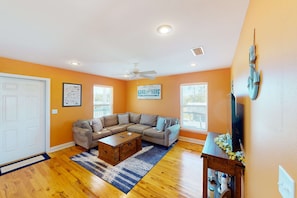 TV, offices - Dog-friendly home blocks from the beach with patio, balcony, & outdoor shower (Port St. Joe)