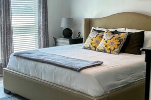 2 bedrooms, iron/ironing board, travel cot, WiFi - Dog-friendly ocean-view house with central AC & washer/dryer - snowbird-friendly (St. George Island)