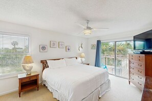 3 bedrooms, iron/ironing board, WiFi, bed sheets - Dog-friendly home near the beach with spacious living area, porch & sundeck (Port St. Joe)