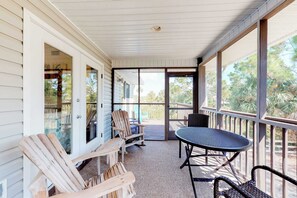 Outdoor dining - Dog-friendly home near the beach with spacious living area, porch & sundeck (Port St. Joe)