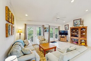 TV, DVD player, stereo, offices - Dog-friendly home near the beach with spacious living area, porch & sundeck (Port St. Joe)