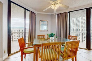 Dining - Stunning waterfront condo with pool, hot tub, gym, & tennis (Miramar Beach)