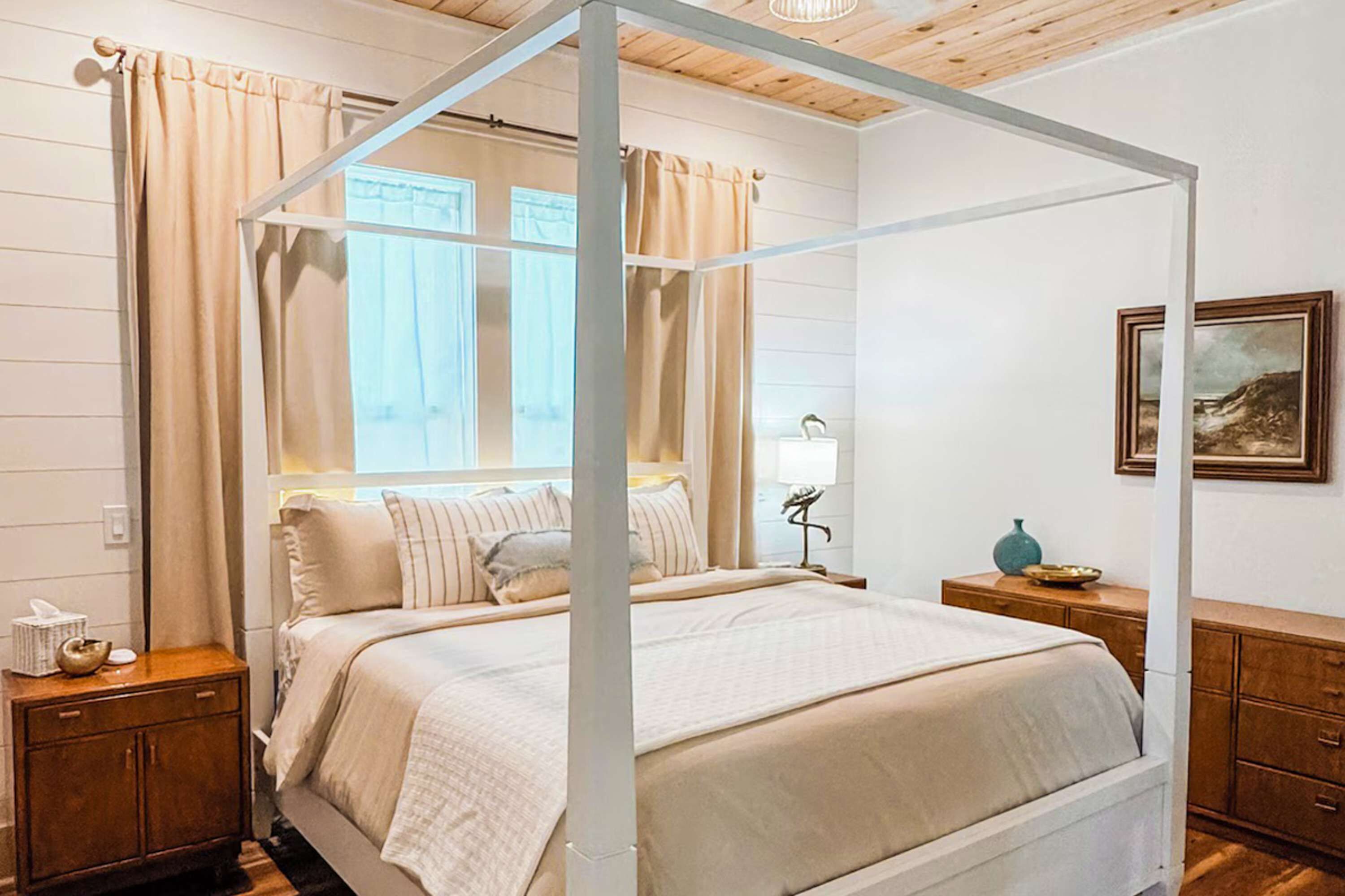 4 bedrooms, iron/ironing board, WiFi, bed sheets