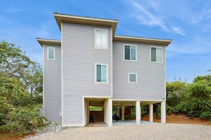 Exterior - Gorgeous coastal home with plenty of space, shared pool and easy beach access (St. George Island)
