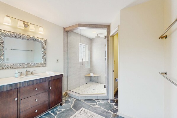 Shower, towels - Gorgeous coastal home with plenty of space, shared pool and easy beach access (St. George Island)