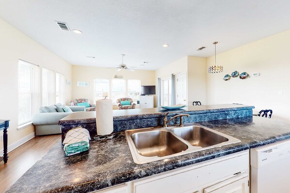 Interior - Charming ocean-view gem with a pool, deck, washer/dryer & central AC (St. George Island)