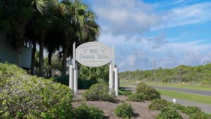 Schild mit der Aufschrift: 300 Meilen bis Ocean Mile, St. George Island, Florida.