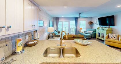 East-end SGI Townhouse on Gulf Front, beach access, on-site pool, & private W/D