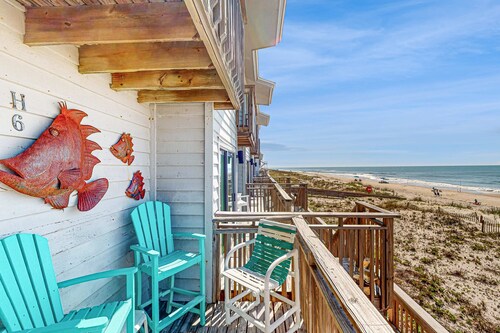 Dog-friendly beachfront townhouse with comunity pool, washer/dryer, central AC